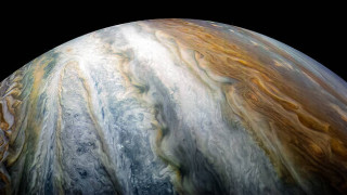 Сондата Juno улови цветни облачни пояси въртящи се в атмосферата