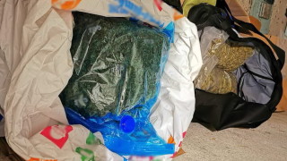 Полицаи на летище София откриха дрога в раницата на пътник