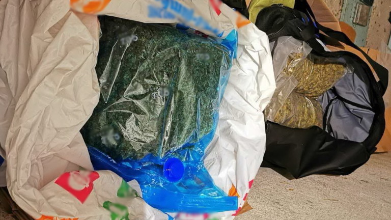 Полицаи на летище София откриха дрога в раницата на пътник,