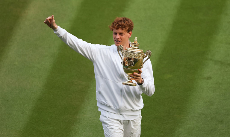 Яник Синер с купата от Wimbledon 2025