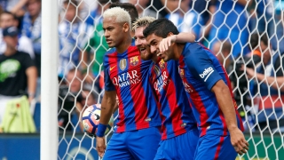 Меси, Неймар и Суарес с подарък за внучката на Камата! (СНИМКА)