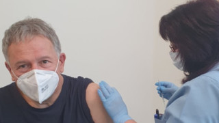 Здравният министър се ваксинира срещу COVID-19 