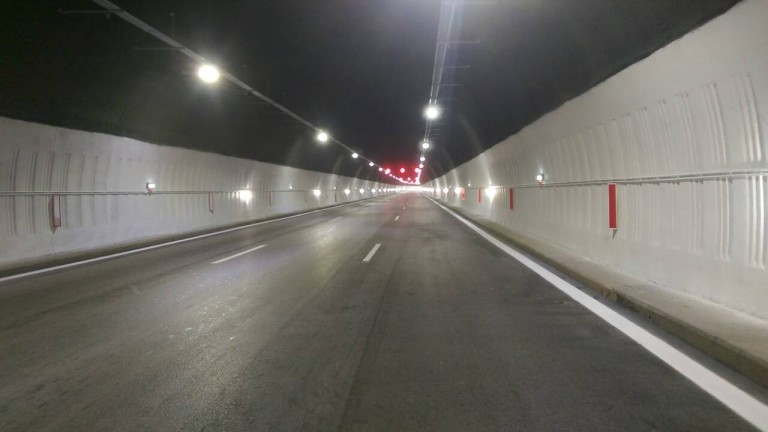 Аварирал автобус затруднява движението в тунел Витиня