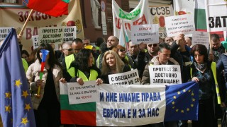 Хиляди недоволни надзиратели викат "мафия" и "айдуци" под прозорците на Борисов