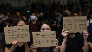 Продължават протестните действия в Хонконг предаде Спутник Управителят на Хонконг