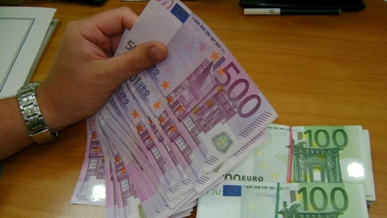 Фалшиви евро банкноти са засечени в Хасково, съобщиха от полицията.
Крупие