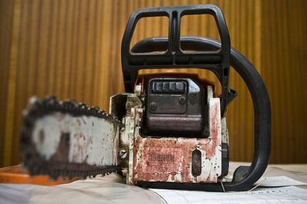 Унгарец изкла семейството си с електрически трион