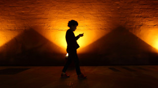 Колко години ще прекараме пред екрана на смартфона