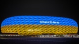  Стадионът на Байерн блестна в цветовете на украинското знаме 