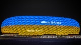 Стадионът на Байерн грейна в цветовете на украинското знаме