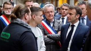 Френският президент Еманюел Макрон беше освиркан от събралите се по