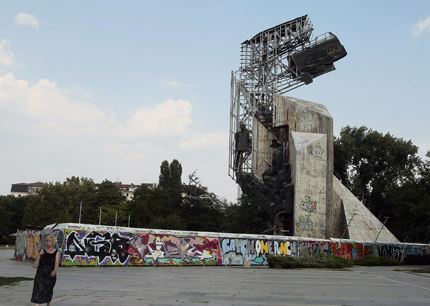 Паметникът пред НДК олицетворява рушаща се България, смятат патриотите