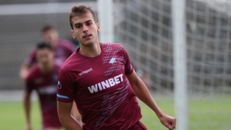 Юношата на Септември Владимир Николов преминава във Вюрцбургер Кикерс