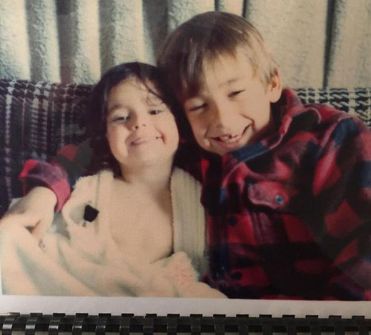 Нина Добрев показа детска снимка с брат си 