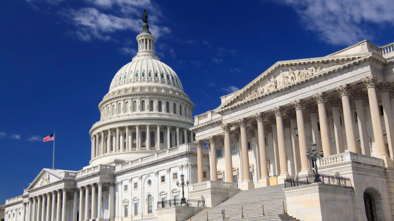 Сенатът гласува за приемането на мащабния законопроект на демократите за