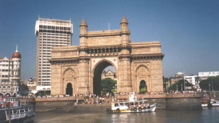 Индия спасява падащата рупия с чуждестранни инвестиции