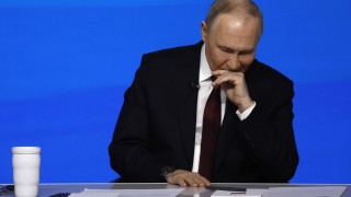 Саркастични съобщения за кратко се появиха на голям екран в