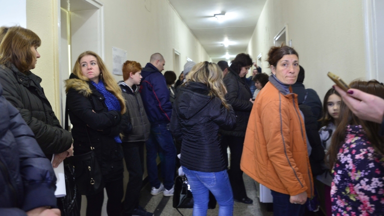 Пациенти с бъбречни трансплантации на протест пред Александровска болница