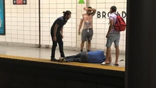 Младеж спаси сляп мъж в метрото на Торонто съобщи АП