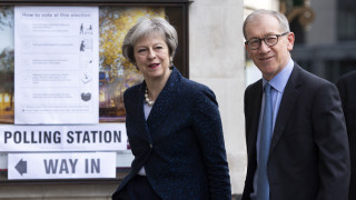 Премиерът на Великобритания Тереза Мей раздели топ екипа си от