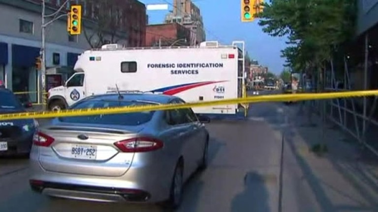 Стрелба е станала в центъра на Торонто. Двама души са