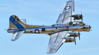 Седем загинали след катастрофа на бомбардировач B-17 в САЩ