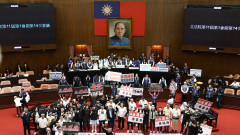 Спорове и плакати сред депутатите на Тайван, протести пред парламента