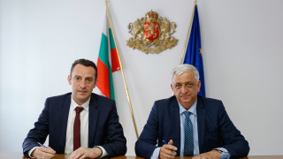 Министърът на младежта и спорта Иван Пешев и ректорът на