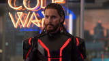 „Tron: Арес“ с Джаред Лето и Грета Лий сблъсква реалния и виртуалния свят с впечатляващи визуални ефекти, но не много повече от това