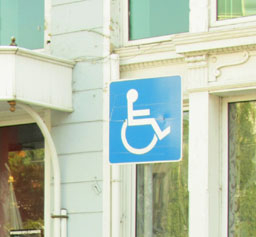 Момиче проходи след 23 години в инвалидна количка