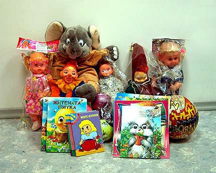 БЧК раздава играчки на болни деца 