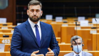 Евродепутатът Андрей Новаков се бори за обработка на камионите на границите за минута