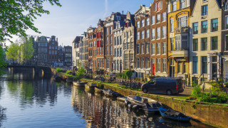 Една от най отличителните гледки на Амстердам безспорно са живописните му