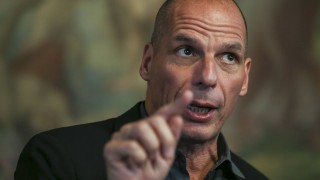 Гръцкият политик Янис Варуфакис е бил нападнат и бит пред