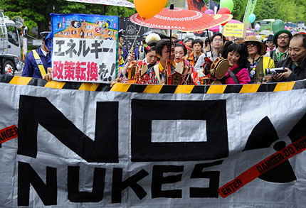 Хиляди на протест срещу „мирния атом” в Япония