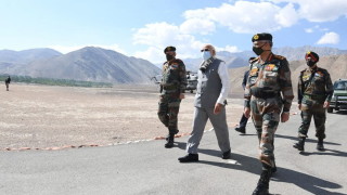 Премиерът на Индия надъхва армията си на границата с Китай