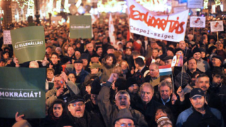 30 000 унгарци протестираха срещу новата конституция