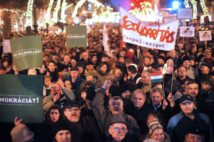30 000 унгарци протестираха срещу новата конституция