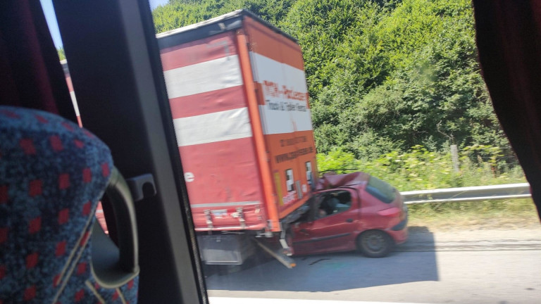 Кола се заби в камион на АМ "Хемус"