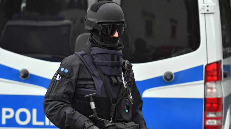Четирима полицаи ранени при престрелка с крайнодесен в Бавария