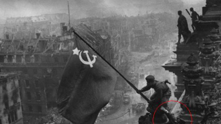 Фотограф преправил историческа снимка за да спаси войник от Сталин
