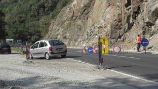 Започна поставянето на разделители колчета по осевата линия на главен