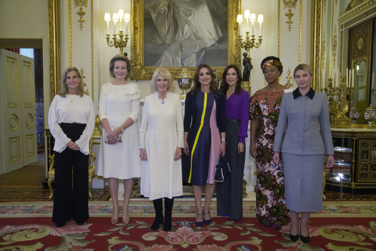  Камила с някои от формалните посетители, сред които кралица Рания, принцеса Мери и брачната половинка на украинския президент Олена Зеленска 