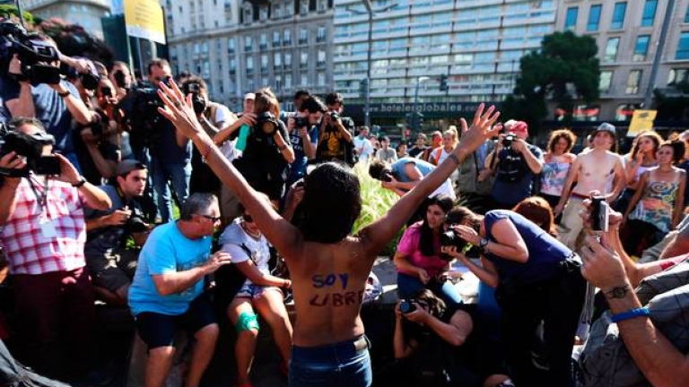 Топлес аржентинки се вдигнаха на протест (ВИДЕО)