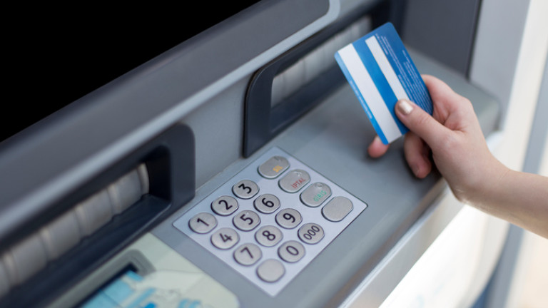 Онлайн плащанията през 2021-а могат да изпреварят за първи път тегленията от банкомат 