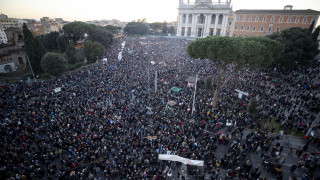 Хиляди "сардини" протестираха в Рим