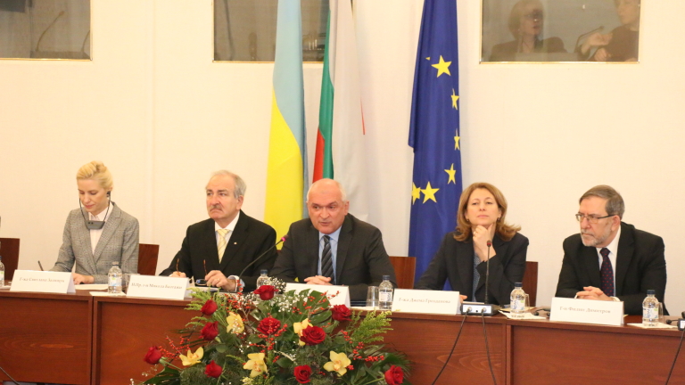 Да противодействаме на хибридната война, настоя украинският посланик