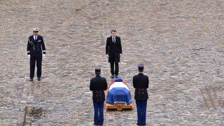 Френският президент Еманюел Макрон отдаде почит на героя полицай който