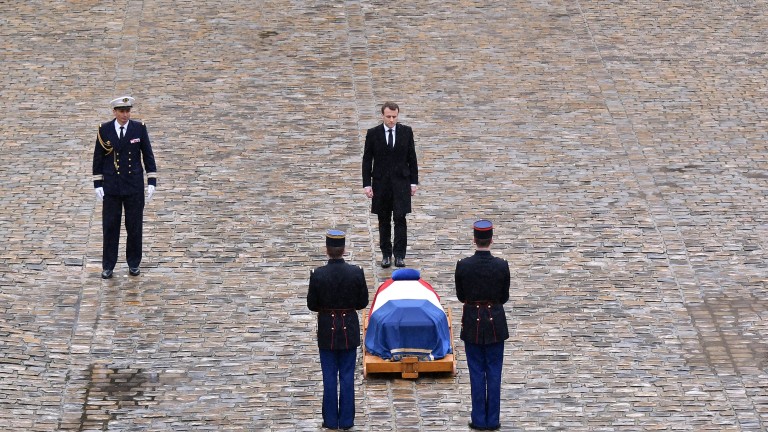 Френският президент Еманюел Макрон отдаде почит на героя полицай, който