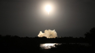 Корабът на SpaceX се закачи за Международната космическа станция